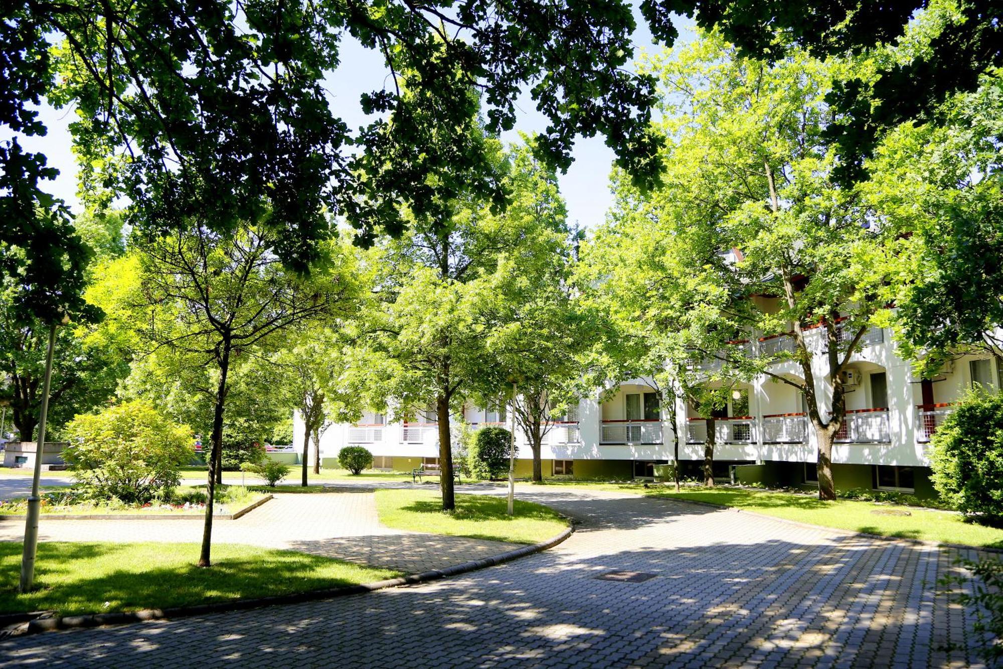 Auguszta Hotel Дебрецен Экстерьер фото